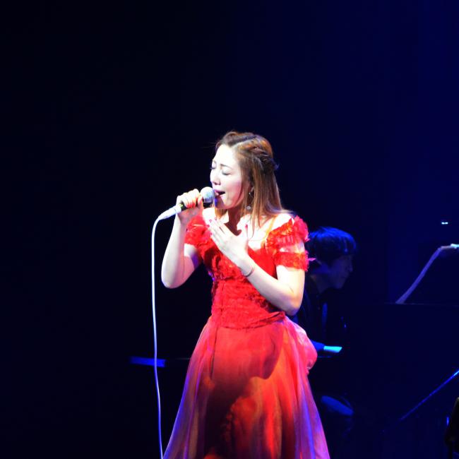 コンサート舞台で歌う綾香